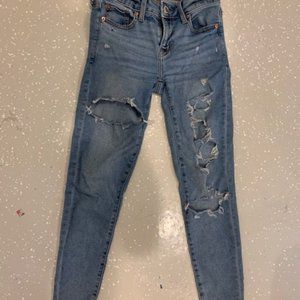 MEDIUM WASH AMERICAN EAGLE RIPPED JEANS!!!